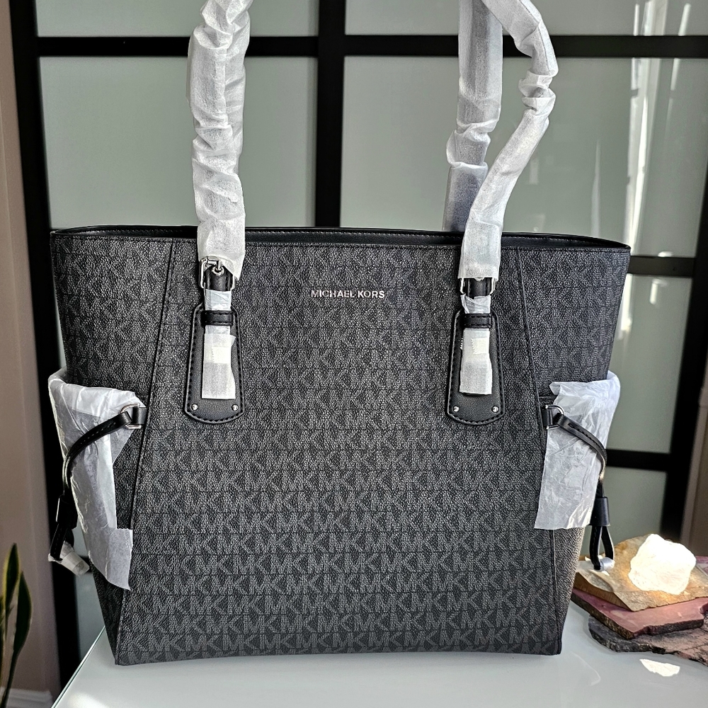 Michael Kors Voyager signature Tote Bag in black